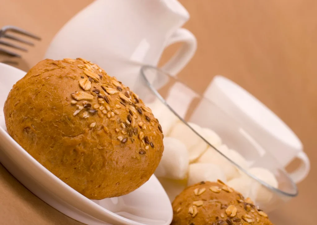 Aquí te explico el método tradicional para hornear tu pan de garbanzos logrando una corteza dorada y una miga consistente.Fuente: Freepik 
 