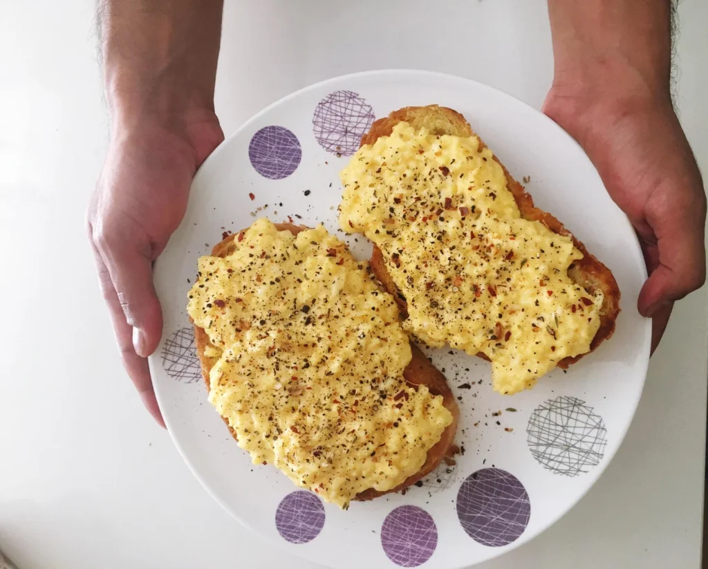 Aprende a utilizar ingredientes naturales que darán volumen a tu pan de garbanzos, evitando que quede apelmazado o demasiado denso. Fuente: Freepik 
