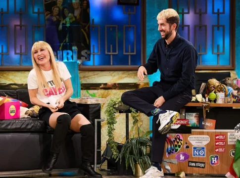 ¡Ovación histórica! Cayetana Guillén Cuervo paraliza 'La Revuelta' con la aparición sorpresa de una leyenda de la televisión | Fuente: X ¡Ovación histórica! Cayetana Guillén Cuervo paraliza 'La Revuelta' con la aparición sorpresa de una leyenda de la televisión