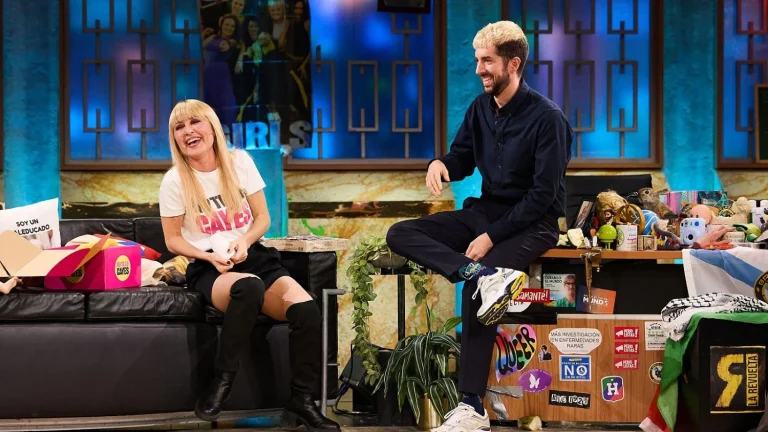 ¡Ovación histórica! Cayetana Guillén Cuervo paraliza 'La Revuelta' con la aparición sorpresa de una leyenda de la televisión