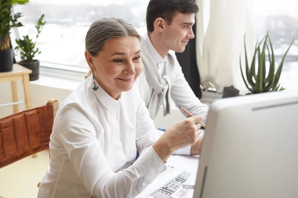 Una de las sorpresas más desagradables que se encuentra un jubilado al revisar su extracto son esas comisiones de mantenimiento que aparecen de la nada, a pesar de tener la pensión domiciliada y ser cliente fiel durante décadas. Fuente: Freepik 

