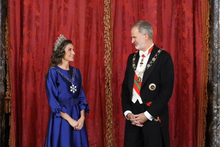 La Tiara Rusa regresa: la reina Letizia se lleva todas las miradas en la cena de Omán con joyas de Estado, el majestuoso vestido azul y un guiño al Sultán