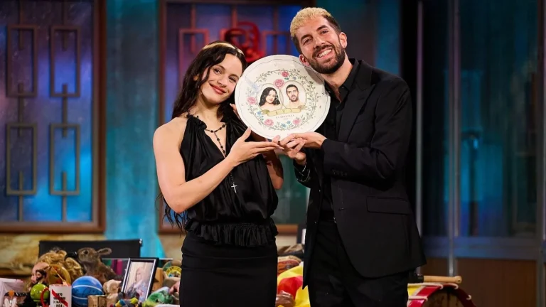 Rosalía no tiene rival: Con casi 3 millones de espectadores, 'La Revuelta' bate récord histórico y revela el cameo inédito de Almodóvar en el sketch