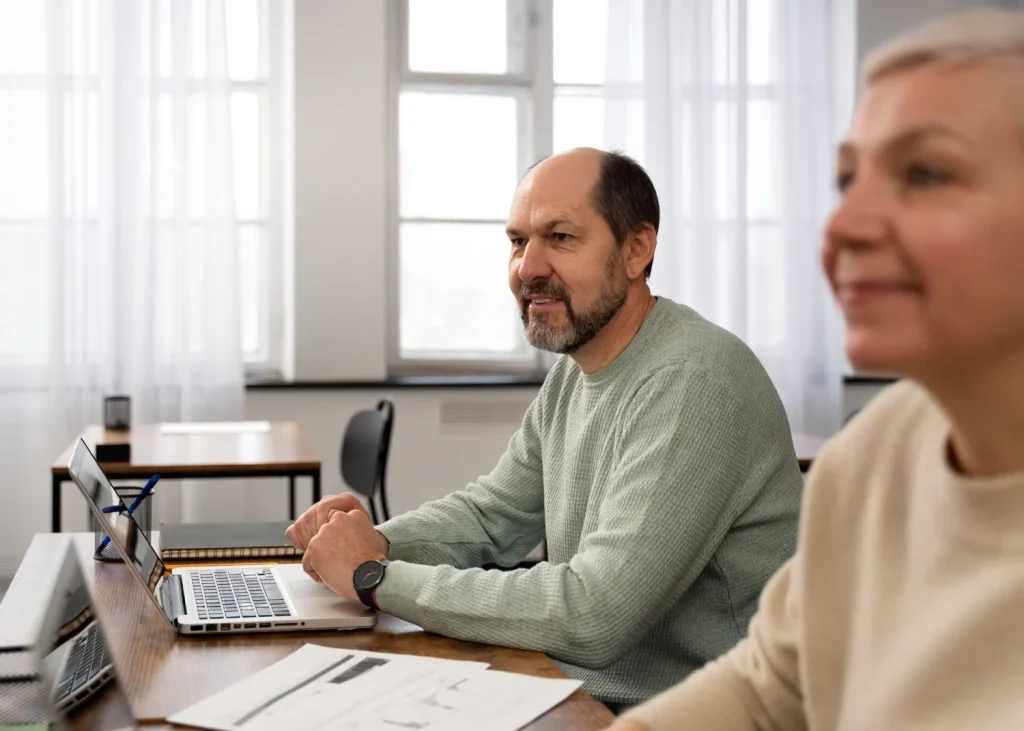 Para el colectivo jubilado, la cartilla física no es un simple capricho nostálgico, sino la única herramienta fiable para llevar el control doméstico de los gastos y saber exactamente qué está pasando con su economía. Fuente: Freepik 
