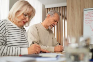 Si eres jubilado y haces estos 5 trámites en el banco, estás tirando el dinero: desde 2022 deben ser gratis