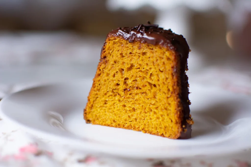 El horneado es el momento crucial donde la ciencia y la paciencia se unen para crear este delicioso bizcocho. Fuente: Freepik 
