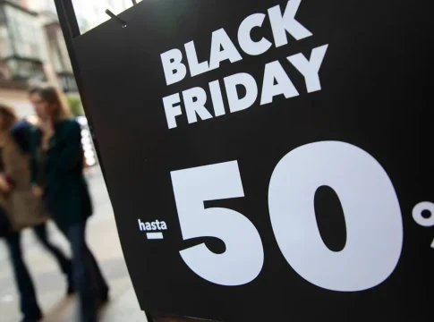 4 derechos consumidor irrenunciables devolver compras Black Friday Un cartel de ofertas del Black Friday