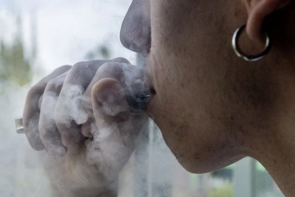 La Generación Z dice adiós a los porros y al tabaco, o eso dicen los nuevos datos sobre el consumo de los jóvenes españoles 1 Adiós al botellón: los jóvenes beben menos y se emborrachan todavía menos