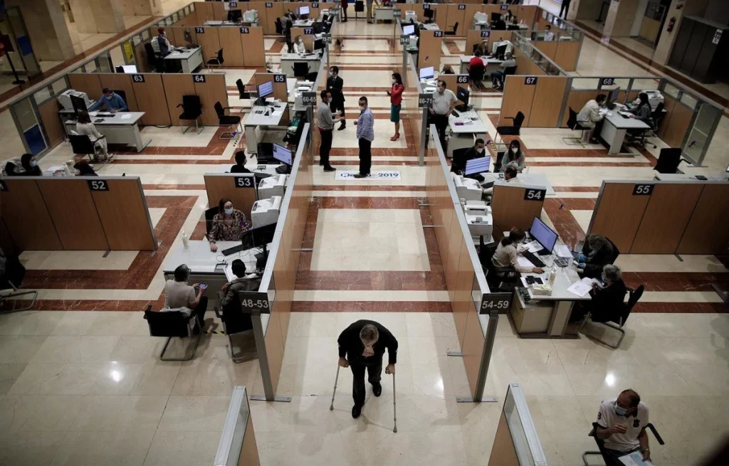 Así afectará a quienes cobran subsidios bajos (y a los mayores de 52)