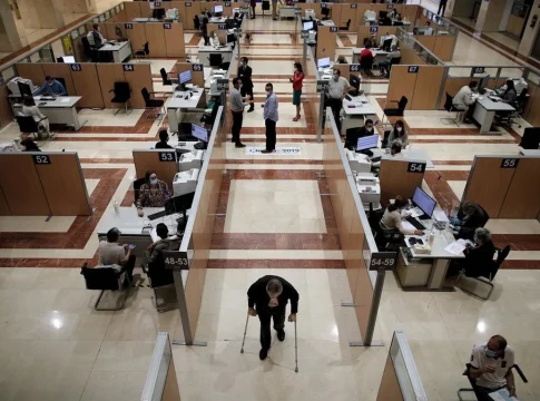 Así afectará a quienes cobran subsidios bajos (y a los mayores de 52) Así afectará a quienes cobran subsidios bajos (y a los mayores de 52)