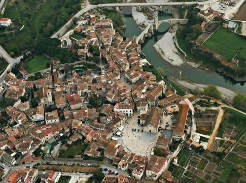 Besalú, el rincón de Girona que recuerda a Alsacia con casas de colores y vino caliente Besalú, el rincón de Girona que recuerda a Alsacia con casas de colores y vino caliente