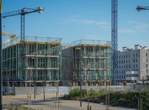 Bruselas avisa a España por las previsiones para 2026 y 2027 y confirma que la nueva amenaza económica del país es la vivienda Bruselas avisa a España por las previsiones para 2026 y 2027 y confirma que la nueva amenaza económica del país es la vivienda