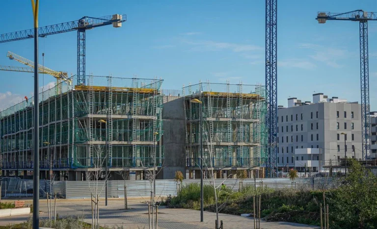 Bruselas avisa a España por las previsiones para 2026 y 2027 y confirma que la nueva amenaza económica del país es la vivienda