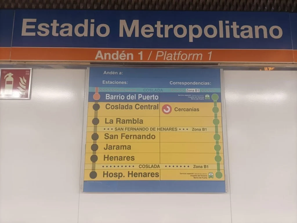 Cartel de la Línea 7B de Metro en obras