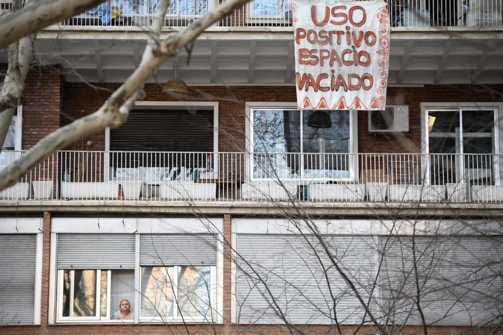 Comprar casas okupadas se convierte en uno de los mercados más rentables y peligrosos de España 1 Casas okupadas: el negocio donde pocos se atreven a entrar