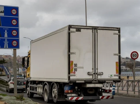 Cómo conseguir los 3.000 euros de ayuda del Gobierno para sacarte el carnet de camión o autobús Cómo conseguir los 3.000 euros de ayuda del Gobierno para sacarte el carnet de camión o autobús