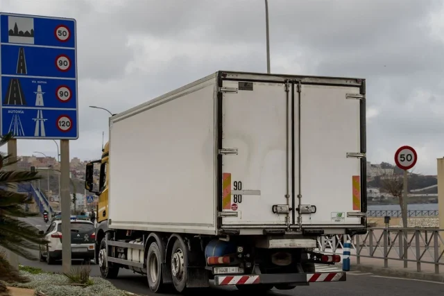 Cómo conseguir los 3.000 euros de ayuda del Gobierno para sacarte el carnet de camión o autobús