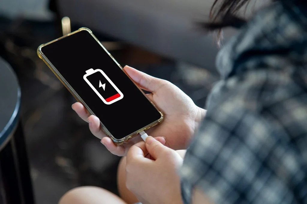 Consejos imprescindibles para ahorrar batería en el móvil mientras trabajas sin quedarte sin carga