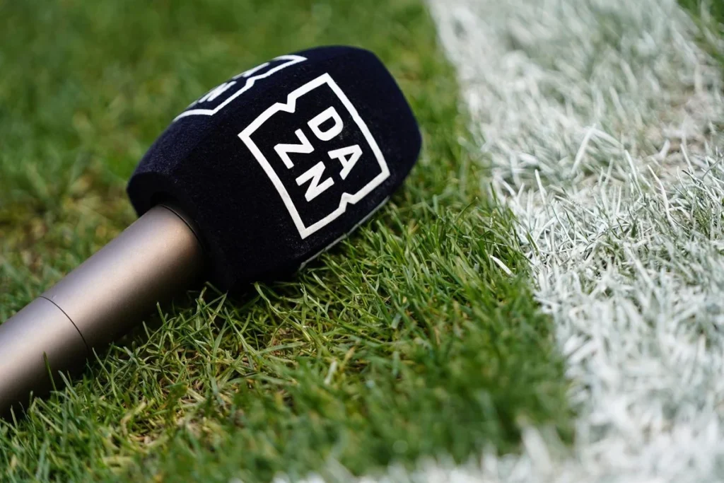 El micrófono de DAZN sobre el césped de un campo de fútbol
