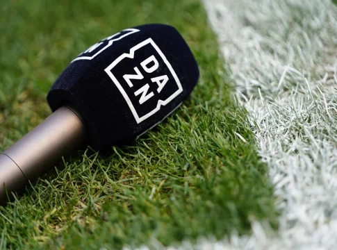 DAZN microfono futbol El micrófono de DAZN sobre el césped de un campo de fútbol