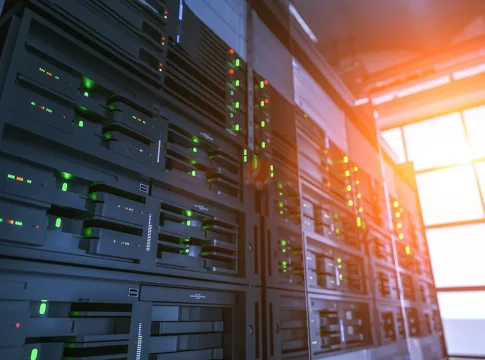 El auge de los centros de datos aumenta el coste de la luz y eleva el riesgo de apagones, aunque España refuerza su red eléctrica El auge de los centros de datos aumenta el coste de la luz y eleva el riesgo de apagones, aunque España refuerza su red eléctrica