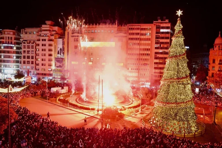 ¿Hasta dónde llega la guerra por el árbol de Navidad más alto? Los municipios españoles que compiten por récords navideños