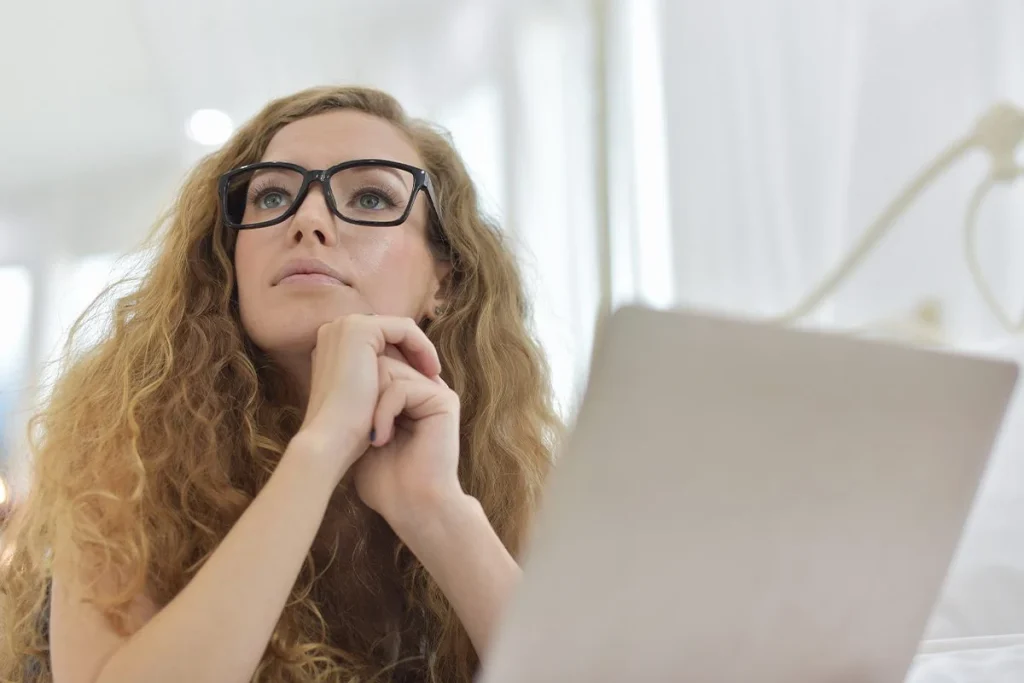 Así cambia tu concentración con la edad: el cerebro rinde al máximo entre los 27 y 36 años 3 El rendimiento del cerebro varía con la edad, destacando el periodo óptimo de concentración