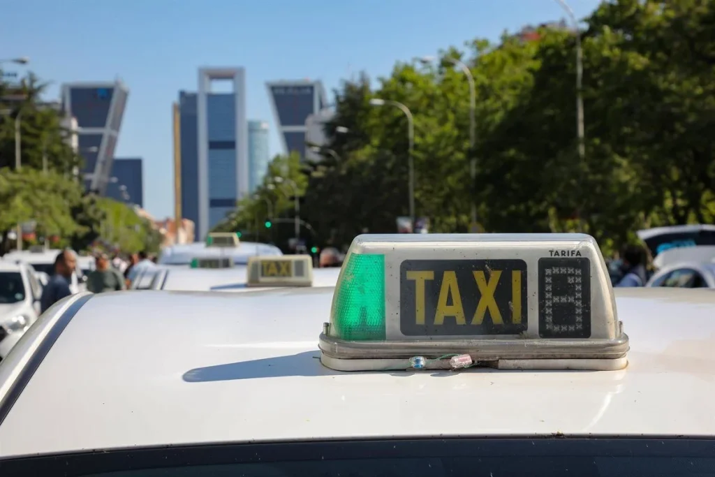 Los taxistas alertan de las 8.500 nuevas licencias: “Madrid ya cuenta con suficientes taxis y VTC” 3 El taxi pide frenar antes de que sea tarde