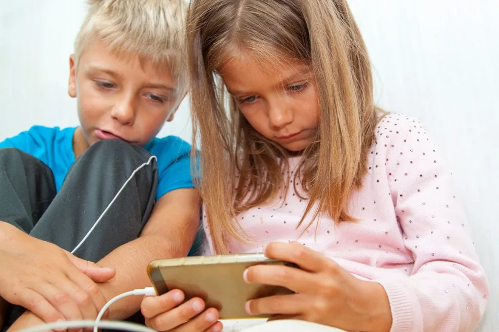 El uso excesivo de pantallas se convierte en una epidemia silenciosa que impacta la salud infantil 4 El uso de pantallas en exceso provoca efectos negativos en la salud infantil según estudios recientes