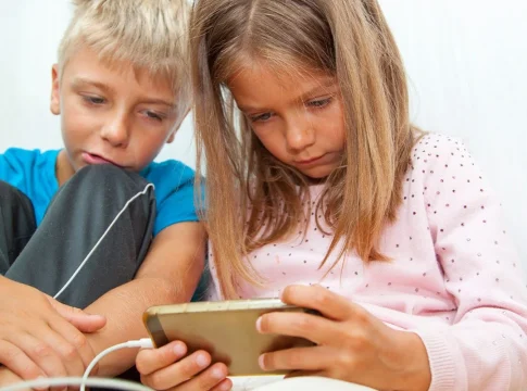 El uso de pantallas en exceso provoca efectos negativos en la salud infantil según estudios recientes El uso de pantallas en exceso provoca efectos negativos en la salud infantil según estudios recientes