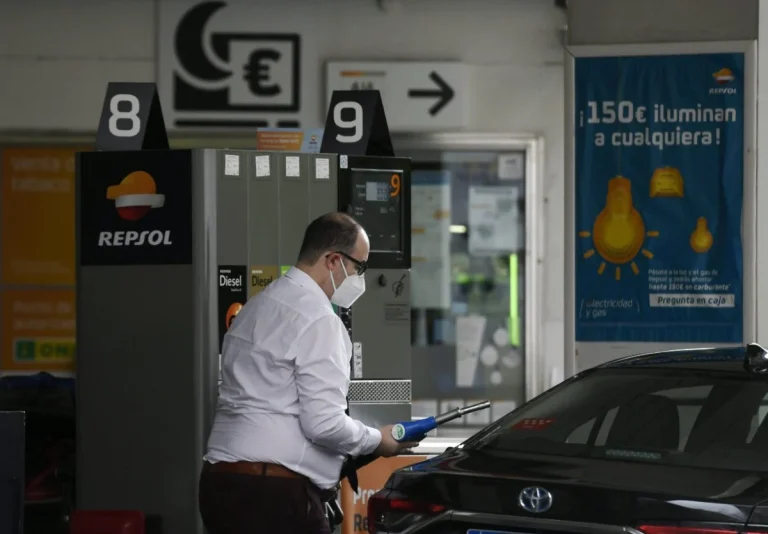 España se prepara para el apagón del motor de combustión y el adiós a los coches de gasolina y diésel
