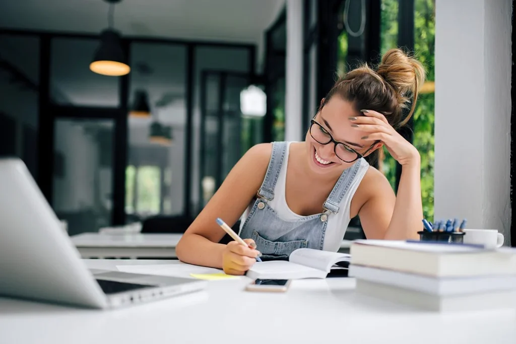 Así cambia tu concentración con la edad: el cerebro rinde al máximo entre los 27 y 36 años 1 Estudios científicos demuestran que la función cerebral y la concentración mejoran en la edad adulta joven