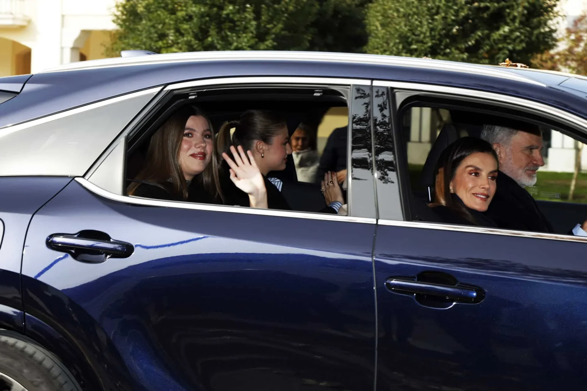 Felipe VI, ¿acorralado por la Ley?: La imprudente maniobra al volante del Lexus que podría ser sancionada según el Código de Circulación Real | Fuente: Europa Press Felipe VI, ¿acorralado por la Ley?: La imprudente maniobra al volante del Lexus que podría ser sancionada según el Código de Circulación Real