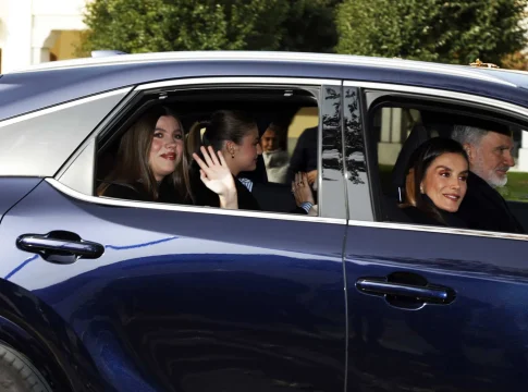 Felipe VI, ¿acorralado por la Ley?: La imprudente maniobra al volante del Lexus que podría ser sancionada según el Código de Circulación Real | Fuente: Europa Press Felipe VI, ¿acorralado por la Ley?: La imprudente maniobra al volante del Lexus que podría ser sancionada según el Código de Circulación Real