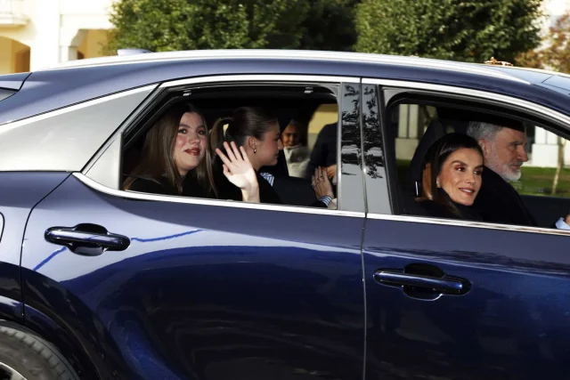 ​Felipe VI y la imprudente maniobra al volante del Lexus que podría ser sancionada, según el Código de Circulación Real