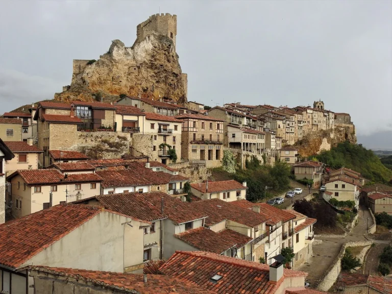 Frías, el pueblo colgado que revive la Navidad como un Belén viviente