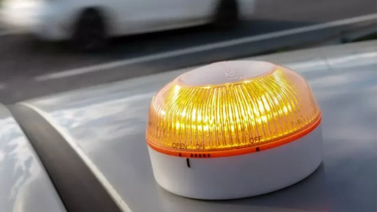 Guía de la baliza V16 que debe llevar tu coche: precio, funcionamiento y cuáles son fiables