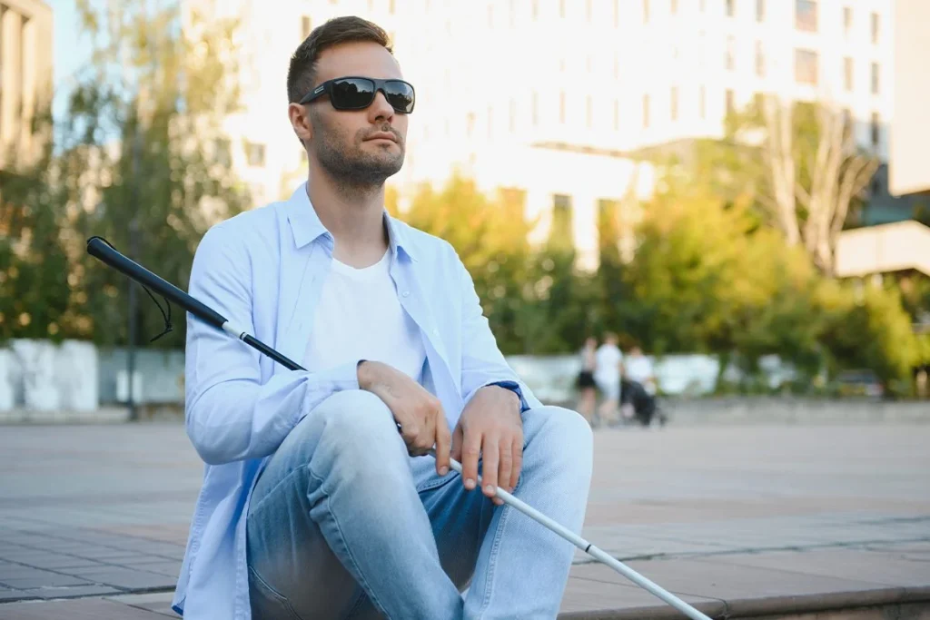 Implante ocular innovador abre posibilidades para que personas ciegas recuperen la visión gracias a avances científicos