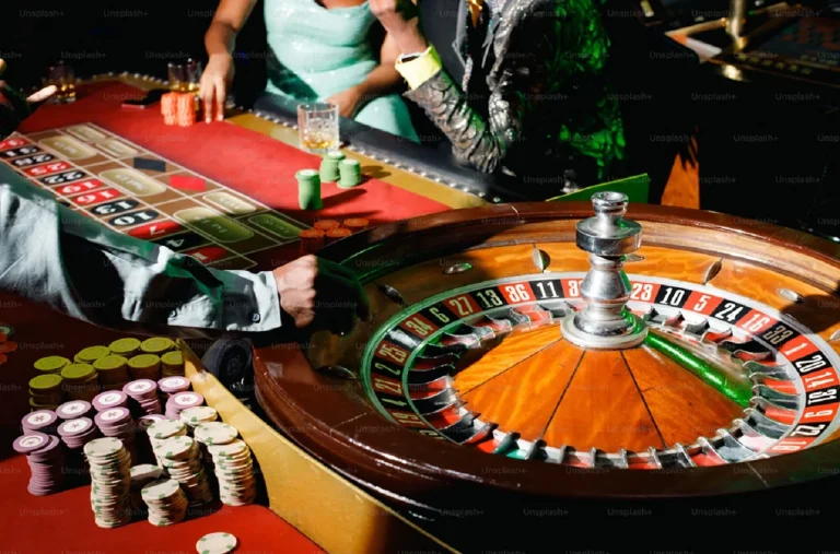 Suerte vs. Lógica: Cómo los Sesgos Cognitivos Moldean las Decisiones de los Jugadores de Casino