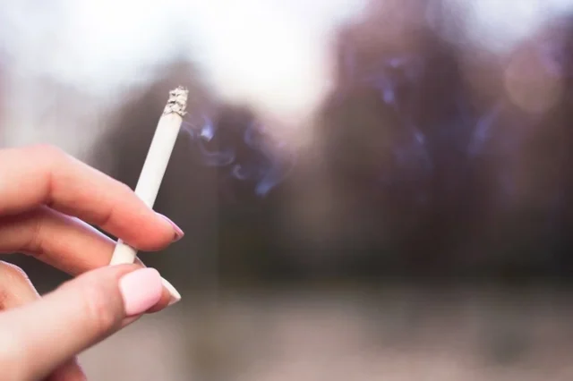La Generación Z dice adiós a los porros y al tabaco, o eso dicen los nuevos datos sobre el consumo de los jóvenes españoles