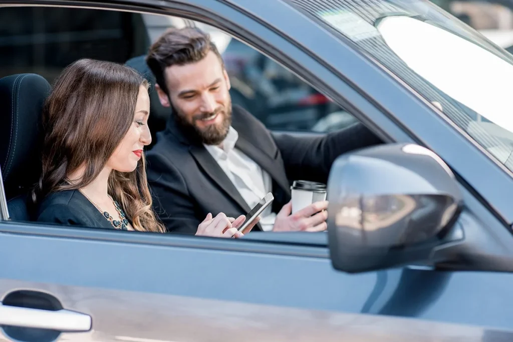 La alianza entre Tinder y Uber crea una experiencia única de citas dobles en coche por toda la ciudad