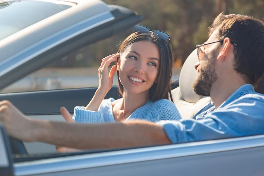 La fusión de Tinder y Uber permite vivir citas dobles en coche con comodidad y seguridad