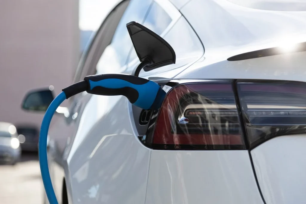 La instalación de puntos de carga para coches eléctricos en vías rápidas implica inversiones millonarias