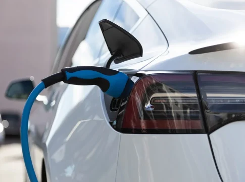 La instalación de puntos de carga para coches eléctricos en vías rápidas implica inversiones millonarias La instalación de puntos de carga para coches eléctricos en vías rápidas implica inversiones millonarias