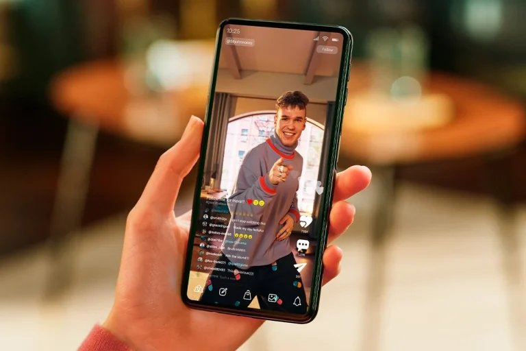 Francia prohíbe las redes sociales a menores de 15 años: la ley que pone coto a TikTok e Instagram