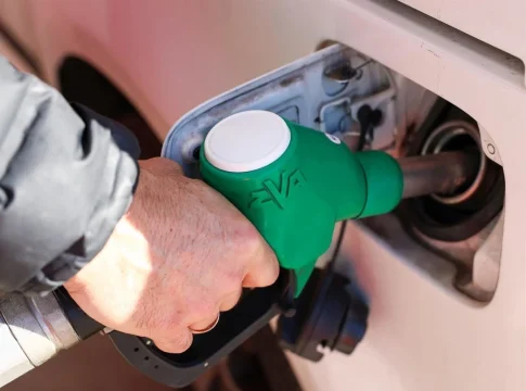 Las cifras del ahorro real por repostar en combustible low cost en gasolineras de los hipermercados Las cifras del ahorro real por repostar en combustible low cost en gasolineras de los hipermercados