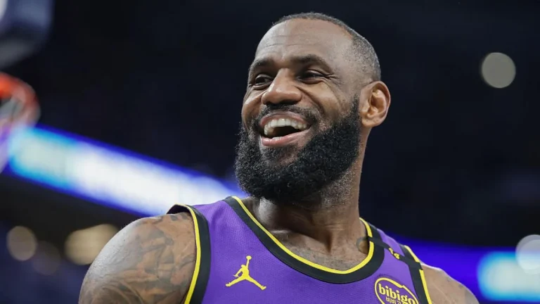 LeBron James rompe otra barrera y agranda su leyenda en la NBA