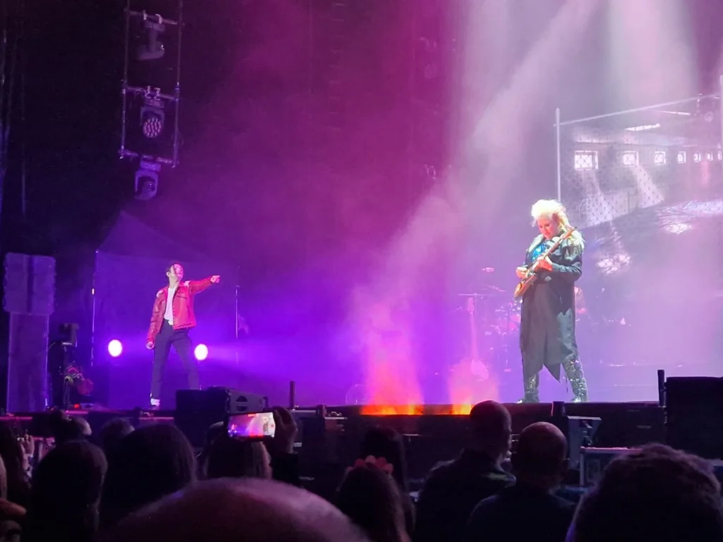 Lenny Jay y Jennifer Batten en el escenario