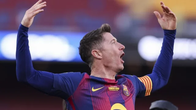 Los dos candidatos que baraja Deco para ocupar el lugar de Lewandowski en el Barça