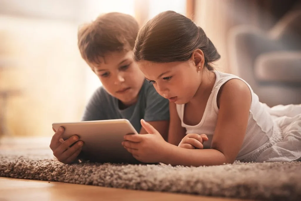 El uso excesivo de pantallas se convierte en una epidemia silenciosa que impacta la salud infantil 1 Los especialistas advierten riesgos crecientes en la salud infantil por exposición prolongada a pantallas